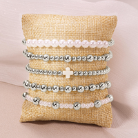 Ensemble de bracelets perlés extensibles personnalisés avec breloque croix et perles métalliques pour un style religieux superposé, bijoux de mode