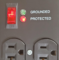 Multiprise robuste avec protection contre les surtensions 20A, 8 prises 5-15P et adaptateur 6-20R pour atelier et usage industriel