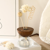 Diffuseur de parfum d'ambiance en rotin avec fleurs séchées, base en verre et dessus en bois naturel