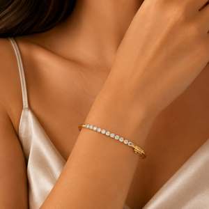 Bracelet en argent et diamants pour femme, orné de pierres rondes taille brillant et doté d'un fermoir sécurisé, bijou de poignet élégant - Product Image 5