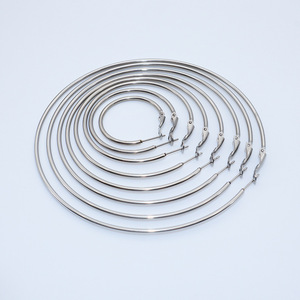 Venta al por mayor Simple Plata 18K Chapado en Oro 2mm Delgado 25 a 100mm Pendientes de aro de gran tamaño Acero inoxidable 316l Pendientes de aro - Product Image 6