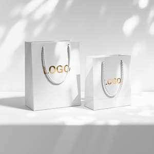 Sacs d'emballage pour vêtements en carton personnalisés de style boutique, tailles variées, durables, style classique avec logo, prix compétitif, sacs de shopping - Product Image 2