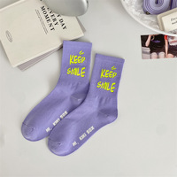 Jingwen Vente en gros Personnalité Coton Matériel Personnalisé Lettre Fluorescent Vert Sport Femmes Chaussettes