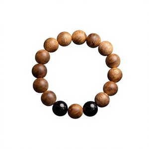 Bracelet perlé en bois d'agar vietnamien My Aga avec bijoux en corail noir - Product Image 2
