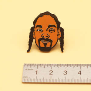 Buon prezzo spille all'ingrosso popolare cantante <span class=keywords><strong>Rap</strong></span> americano Rock <span class=keywords><strong>Hip</strong></span>-<span class=keywords><strong>hop</strong></span> spilla in smalto duro - Product Image 2