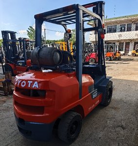 Chariot élévateur à fourche à gaz Toyota d'occasion 100% original, 3 tonnes, 4 mètres, 2 mâts - Product Image 5