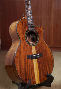 Guitare acoustique professionnelle de haute qualité de 41 pouces, entièrement en bois de koa massif, avec un design d'accoudoir exquis et des incrustations de pierres précieuses. - Product Image 4