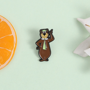 En gros, Broche en émail Yogi Bear, motif ours brun classique de dessin animé, badge de revers, bijou cadeau - Product Image 1