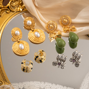 Pendientes de perlas de bronce Retro Vintage para mujer, aretes geométricos exagerados de estilo de corte palaciego - Product Image 2