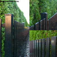 Op maat gemaakte aluminium verticale omheining modern design gelaste lamellen zwart gepoedercoat Australië veiligheidsomheining zwembad metalen hekwerk