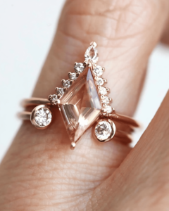 Anillo de Compromiso Geométrico con Moissanita de AADIHI JEWELS, Oro Blanco con Baño de Rodio, Engaste de Bisel, Estilo Moderno Unisex - Product Image 3