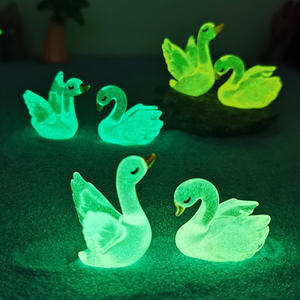 Venta al por mayor B2B: Elegantes figuras de cisnes de resina pastel para terrarios, bricolaje, que brillan en la oscuridad, arte en miniatura para jardín de hadas. - Product Image 4