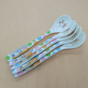 Cuchara de plástico para bebé M012 de 10,1 x 2,4 cm con diseño de lunares para alimentar a niños de 1 a 2 años - Product Image 3