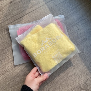 ถุงใส่เสื้อผ้าแบบมีซิปสั่งทำโลโก้ขายส่ง ถุงบรรจุภัณฑ์รีไซเคิลได้ วัสดุ PE สำหรับเสื้อผ้า รองเท้า ถุงเท้า สำหรับร้านบูติก - Product Image 6