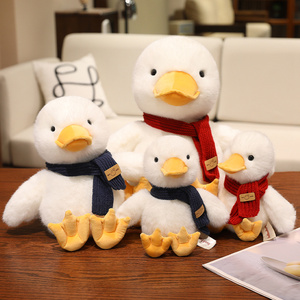 Nuevo Pato de Peluche con Bufanda, Animal de Peluche, Regalo de Año Nuevo, Decoración para el Hogar, Muñeco de Pato Sentado Suave - Product Image 3