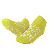 Chaussettes antidérapantes de couleur de taille de matériau personnalisée pour l'ensemble jaune de chaussettes antidérapantes de centre de soins de santé d'hôpital