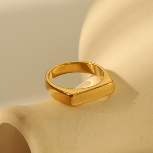 <span class=keywords><strong>Bague</strong></span> signet carrée large et <span class=keywords><strong>plate</strong></span> H&C Dainty en acier inoxydable plaqué or PVD 18 carats pour homme, idéale pour mariage, fiançailles et fêtes - Product Image 2