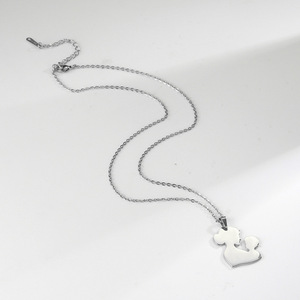 Joyería Que No Se Deslustra de Acero Inoxidable para Fiestas Regalo del Día de la Madre Collar de Mamá Abrazando a Bebé Colgante de Corazón Hueco Empalmado - Product Image 3