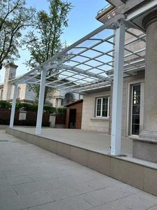 Abri d'auto moderne d'extérieur OEM auvent en aluminium auvent en polycarbonate toit patio nature <span class=keywords><strong>bois</strong></span> traité sous pression garages en métal pour <span class=keywords><strong>voitures</strong></span> - Product Image 3