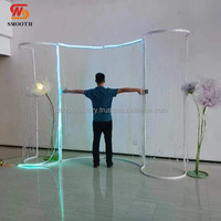 Support de toile de fond en métal en forme de S LEDA Events Party avec rideau de perles et éclairage LED pour mariage