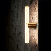 Lampe murale en albâtre naturel espagnol avec finition cuivre minimaliste pour salon, couloir d'hôtel et éclairage de chevet