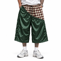 Shorts Capri en Tissu Satiné à Carreaux en Polyester Doux, Coupe Inclinée, Design OEM ODM, Taille Personnalisée, Broderie Logo de Marque, Shorts Baggy 3/4