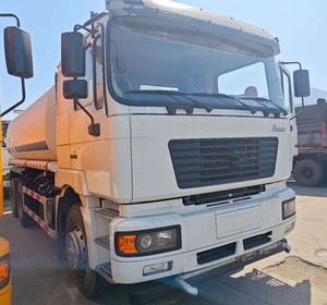 Camion arroseur F2000 6x4 Trois essieux Manuel Boîte de vitesses 9 vitesses Cabine climatisée Moteur diesel 290 CV Camion - Product Image 6