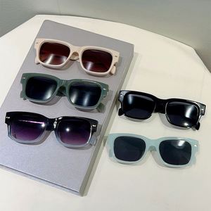 Lunettes de soleil rétro tendance 2025 personnalisables avec logo, couleur gelée, protection UV400, verres dégradés, rivets, monture carrée pour hommes et femmes - Product Image 3