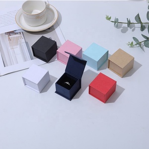 Pré-vente : Coffret à bijoux en carton personnalisé avec logo pour bagues, colliers et bracelets, destiné au marché des bijoux. - Product Image 1
