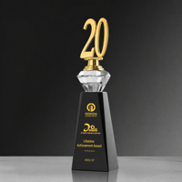 Trophée personnalisé en cristal avec numéro doré et base noire pour la reconnaissance des anniversaires