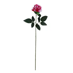 थोक कृत्रिम सिंगल रोल एज वेलवेट गुलाब यूरोपीय शादी की दुल्हन कृत्रिम गुलाब का फूल पकड़े हुए है