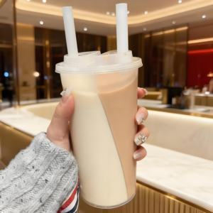 Nouveau Gobelet en Plastique PP Fendu Jetable de 700ml et 1000ml pour Boba, Double Plaisir pour les Amateurs de Slush et Bubble Tea, Moulé par Injection pour Partage de Boissons - Product Image 1