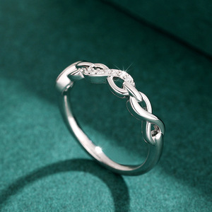 Anello a Catena Infinita, Design Geometrico Minimalista ed Elegante, Gioiello da Donna per Uso Quotidiano, Anello Statement - Product Image 4