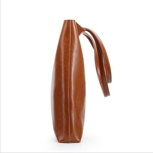 กระเป๋าหนังแท้สะพายไหล่ขนาดใหญ่ ดีไซน์ใหม่ล่าสุด  แบบสั่งทำพิเศษ  วัสดุหนังเคลือบแว็กซ์  กระเป๋าถือสำหรับผู้หญิง - Product Image 2