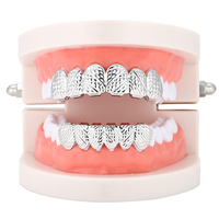 En gros, Ensemble de grillz dentaires 6 sur 6 à dents taillées en diamant, en laiton gravé motif croix, plaqué or 18 carats, bijoux hip-hop unisexe