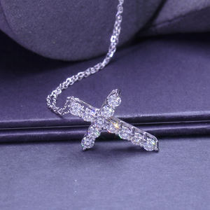 Collier de bijouterie en or blanc plaqué 14 carats avec pendentif croix en moissanite de 2,5 mm - Product Image 4