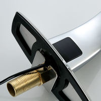 Robinet de lavabo moderne classique en laiton chromé à douchette unique avec cartouche céramique, installation sur plan pour lavabo de salle de bain