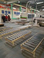 Ligne d'assemblage à rouleaux électriques en acier inoxydable avec bande transporteuse et tables de travail