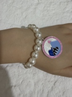Bracelet de la Sororité JJ avec médaillon en émail bleu et rose et perles imitation nacre pour événements de chapitre, cadeaux de la fraternité