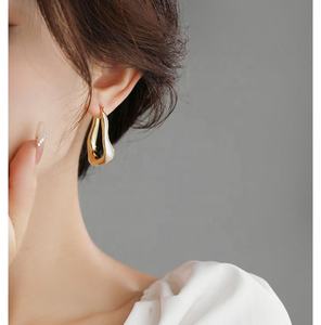 Pendientes de Botón de Cobre Dorado Geométricos de Moda para Mujer, de Alta Calidad, con Diseño Irregular de Esmalte y Goteo de Aceite, Individualizados - Product Image 5
