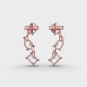 Nouvelles boucles d'oreilles pendantes en diamant scintillant dorées pour les mariées, conçues pour compléter votre robe le jour du grand jour à un prix abordable - Product Image 2