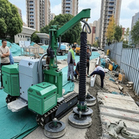 Machine de pavage automotrice sur chenilles pour dalles de béton et pierres naturelles, avec aspirateur et élévateur à palettes intégrés