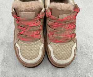 รองเท้าบูทหิมะ Uggs คุณภาพสูงสั่งทำพิเศษ สวมใส่สบายสำหรับฤดูหนาว พื้นรองเท้าแบบ Lowmel หนังแกะแท้สีดำ ชมพู น้ำตาล - Product Image 6