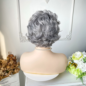 Parrucca Corta Sintetica da 8 Pollici 150% Densità, con Rete a Rosa, Fibra Resistente alle Alte Temperature, Grigio Naturale Ondulato con Frangia, Effetto Naturale, Resistente al Calore - Product Image 4