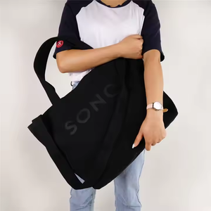 Sac de shopping en toile noir personnalisé avec logo imprimé, grand format, à fermeture éclair, avec poignée d'épaule, pour le sport et le style de vie actif - Product Image 1