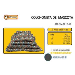 Set di Quattro Tappetini Antiscivolo per Cani con Motivo Quadrato sul Fondo - Product Image 1