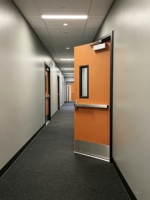 Porte coupe-feu en acier homologuée UL, avec barre anti-panique et ferme-porte automatique, pour la prévention des incendies dans les hôpitaux et les écoles