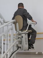 Mini-ascenseur électrique automatique incurvé de bonne qualité pour la maison, pour personnes à mobilité réduite, avec fonction d'urgence