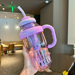 Bouteille d'eau en plastique de 1300 ml avec <span class=keywords><strong>paille</strong></span> <span class=keywords><strong>anti</strong></span>-<span class=keywords><strong>fuite</strong></span>, mignonne et portable, pour le sport - Product Image 1