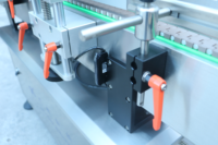 Ligne de production de machine d'étiquetage de bouchage de remplissage de liquide de bouteille à faible viscosité de 50ml-1000ml avec bande transporteuse